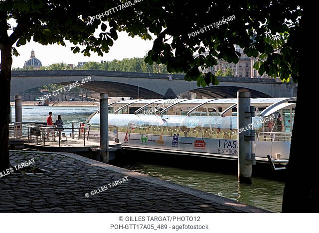 Paris 1st arrondissement, Quai Francois Mitterrand (quai des tuileries) Seine riverbanks, pier of the Batobus, Photo Gilles Targat
