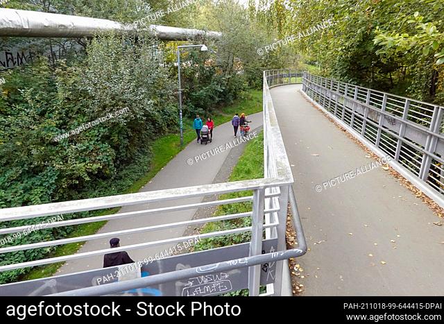 17 October 2021, Saxony, Leipzig: A handicapped-accessible ramp for wheelchair users and prams at the footpath and cycle path near the Martin Bridge along the...