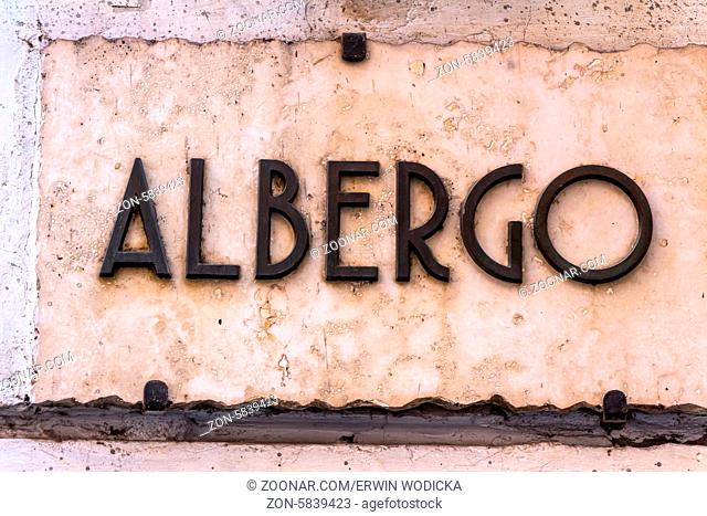 Schild Albergo in Italien. Günstige und einfache Hotels