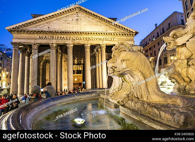 Dolphin fountain and Pantheon of Agrippa, 126 b. C. Roma, Lazio, Italia