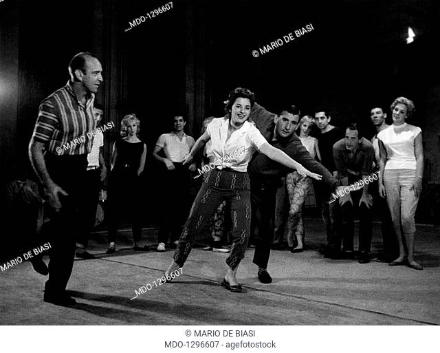 Hermes Pan, Renato Rascel and Giovanna Ralli in Un paio d'ali. American choreographer Hermes Pan (Hermes Panagiotopoulos) directing Italian actors Renato Rascel...