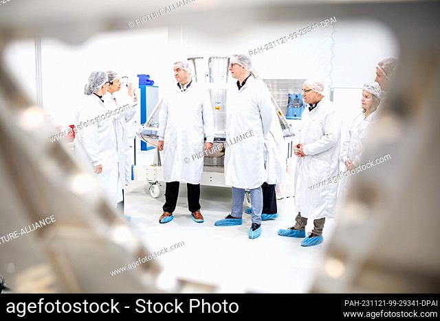 20 November 2023, Bavaria, Planegg: Helene Huby, founder and CEO of the Franco-German company ""The Exploration Company"" (2nd from left)