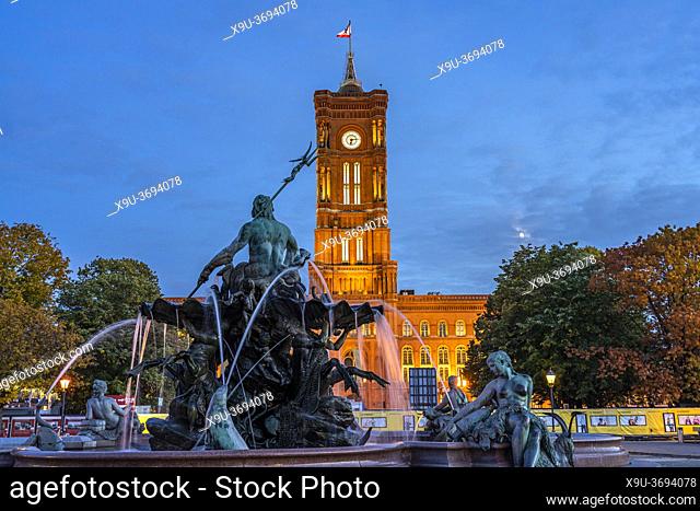 Neptunbrunnen vor dem Roten Rathaus in der Abenddämmerung, Berlin, Deutschland | Neptune Fountain and the town hall Rotes Rathaus at dusk, Berlin, Germany