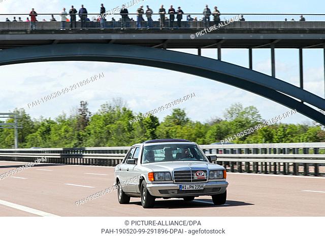 12 May 2019, Saxony-Anhalt, Dessau-Roßlau: A Mercedes W126 (S-Class) drives on the A9 motorway near Dessau. The number of classic cars in Germany has risen...