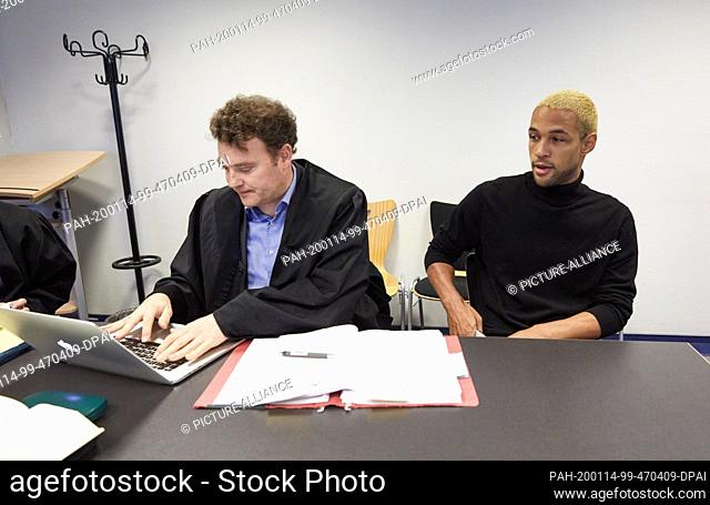 14 January 2020, Hamburg: The accused YouTuber Simon Desue (r) and his lawyer Arne Timmermann are sitting in the St. Georg district court before the trial...