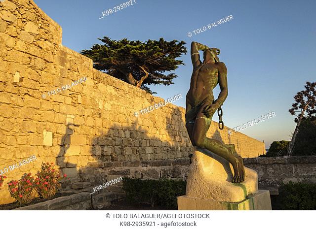 Fidelius, escultura en bronce dedicada a pasteur, Koch, Finlay y ferran, obra de Manuel Ramos González, isla del Lazareto, Illa del Llatzeret