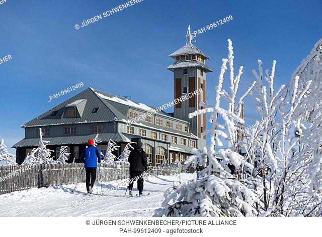 Two ski hikers pass the Hotel Fichtelberghaus on the Fichtelberg (1, 215 meters), the highest peak in East Germany. (07 February 2018) | usage worldwide