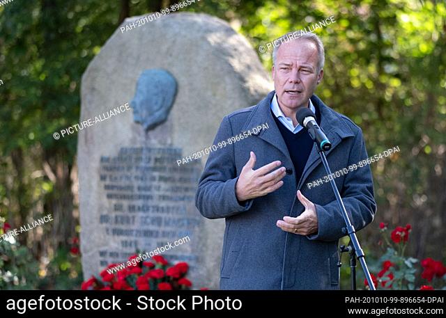 10 October 2020, Lower Saxony, Wennigsen: Matthias Miersch, SPD district chairman in Hanover, speaks in front of the Schumacher memorial during the...