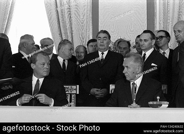 Signing ""Moscow Treaty"" Federal Chancellor Willy BRANDT (FRG, D, front left) and the Soviet Prime Minister (Prime Minister) Alexei Nikolajewitsch KOSSYGIN...