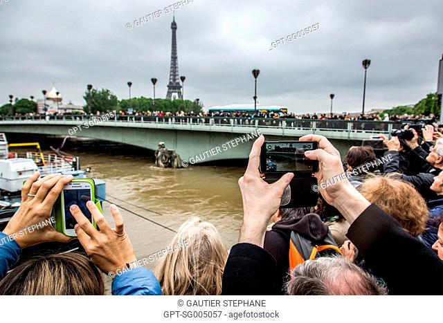A CROWD OF CURIOUS ONLOOKERS, THE ZOUAVE OF THE PONT DE L'ALMA BRIDGE, FLOODS, THE RISING WATER OF THE SEINE IN PARIS, MAY 3, 2016