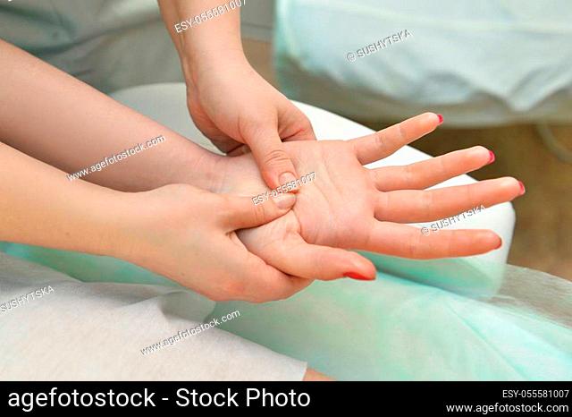 physical therapist massage hands. Hand Massage Su Jok