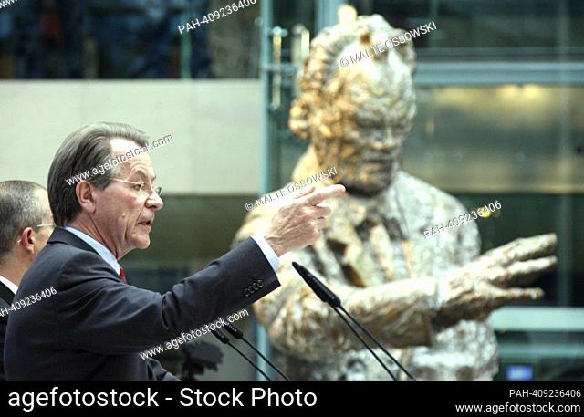 ARCHIVE PHOTO: The SPD turns 160 on May 23, 2023, SPD chairman Franz MUENTEFERING, gesture, in front of the statue of Willy Brandt, federal election 2009