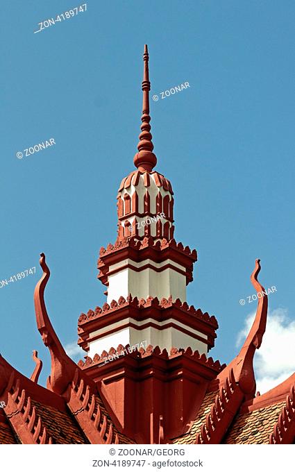 Zentraler Turm des Nationalmuseums im Stil der traditionellen Khmer Architektur, Phnom Penh, Kambodscha /Central spire in traditional Khmer architecture style...