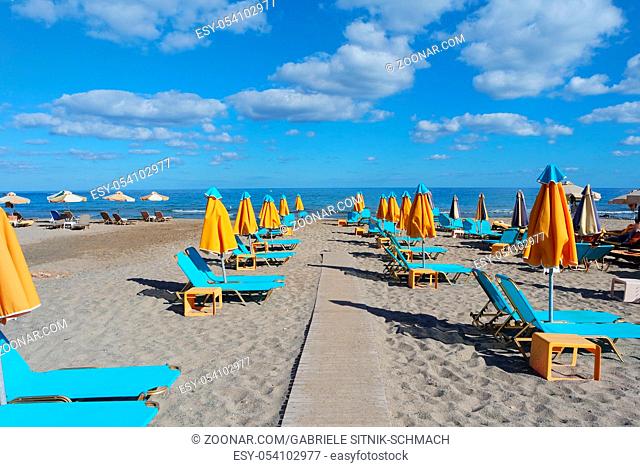Strand mit Sonnenschirmen und Liegen