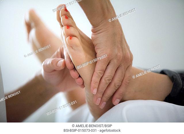 Reportage in a Chinese medecine practice. Foot reflexology