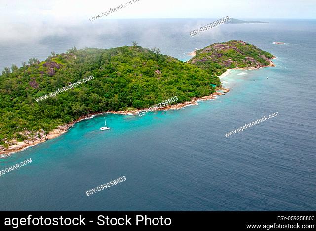 Luftaufnahme der Insel Grande Soeur, Seychellen. Aerial view of the small island Grande Soeur, Seychelles in the Indian Ocean