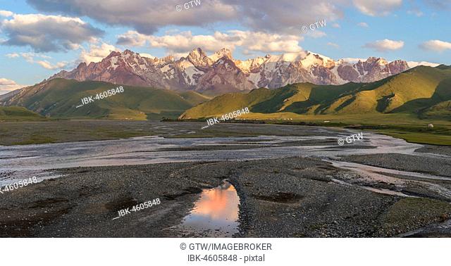 River coming from Köl-Suu mountain range at sunset, Kurumduk valley, Naryn province, Kyrgyzstan