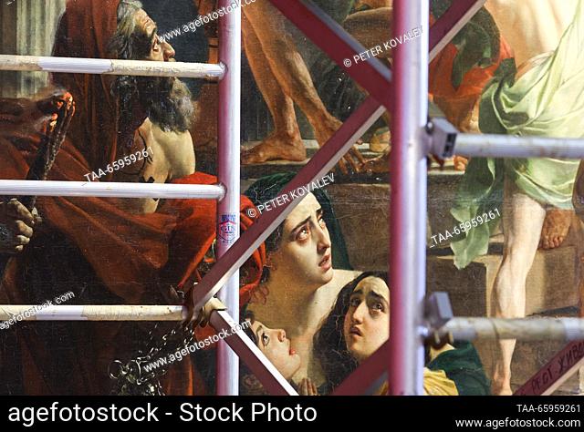 RUSSIA, ST PETERSBURG - 21 de diciembre de 2023: Un fragmento de la tela se ve dar una conferencia de prensa sobre el comienzo de la restauración de la pintura...