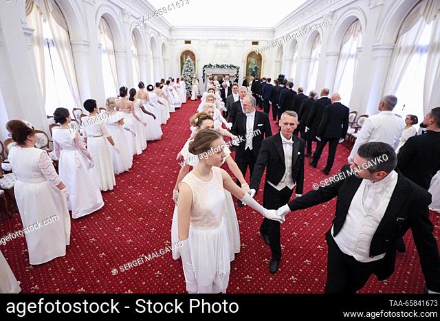 RUSSIA, YALTA - 17 de diciembre de 2023: La gente baila durante una tradicional bola blanca marcando el Día de San Nicolás en el Palacio de Livadia