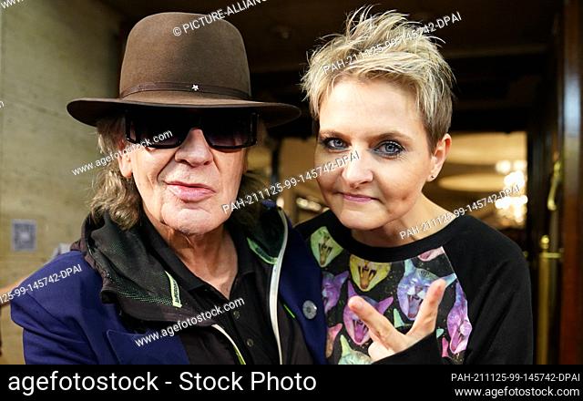 25 November 2021, Hamburg: Udo Lindenberg and girlfriend Tine Acke stand on the red carpet before the premiere of the Varieté at the Hansa-Theater