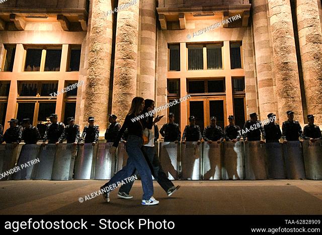 ARMENIA, YEREVAN - SEPTEMBER 30, 2023: Police officers stand guard outside the Armenian Government Building. Alexander Patrin/TASS