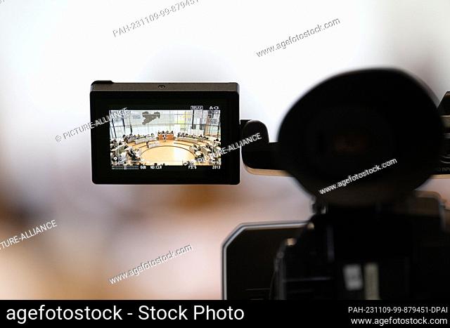 08 November 2023, Saxony, Dresden: An overview of the plenary chamber can be seen on the display of a video camera during the session in Parliament