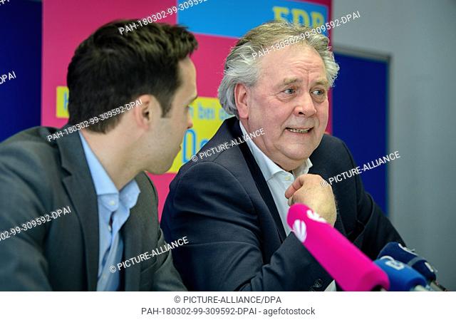 02.03.2018, Bayern, München: Albert Duin (r), ehemaliger Landesvorsitzender der FDP in Bayern, spricht bei der Vorstellung der beiden führenden Kandidaten für...