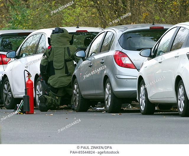 An explosives expert from the police inspects a car in the borough of Neukoelln in Berlin, Germany, 10 November 2016. A loud bang was heard coming from the car