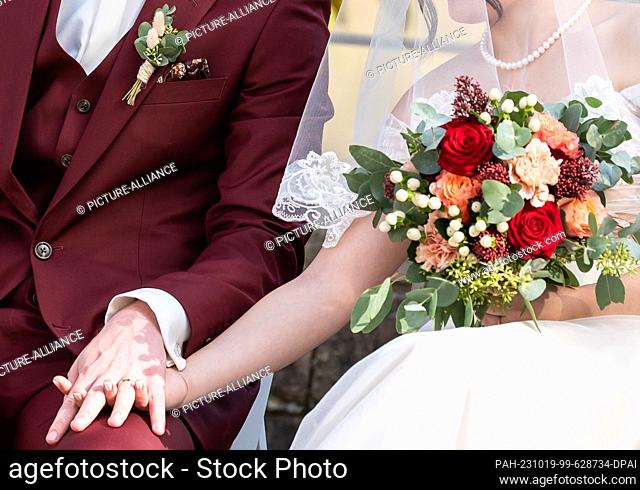 SYMBOL - 02 October 2023, Baden-Württemberg, Freudenstadt: A bride and groom hold hands during a free wedding ceremony. Photo: Silas Stein/dpa