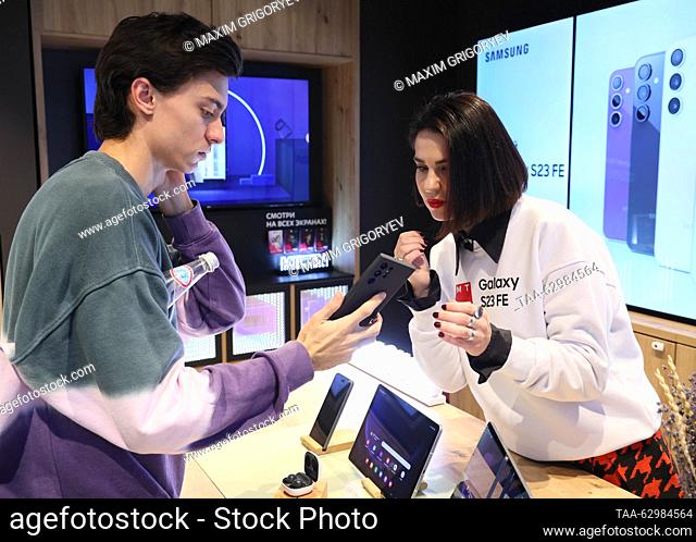 RUSSIA, MOSCOW - OCTUBRE 4, 2023: Un empleado asiste a un cliente durante una presentación de nuevos productos de Samsung en una tienda de MTS