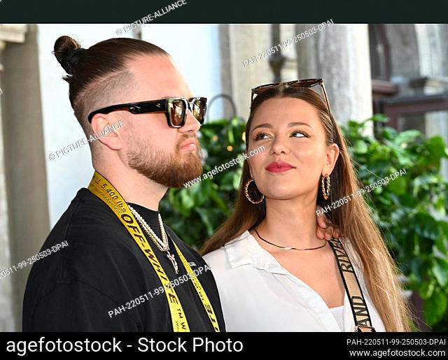 11 May 2022, Bavaria, Munich: Singer Joelina Drews and her boyfriend Adrian Louis come to the event: ""Celebrities bake pizza for a good cause"" at...