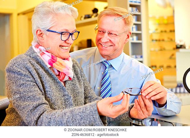 Ein glückliches Paar Senioren kauft eine neue Brille