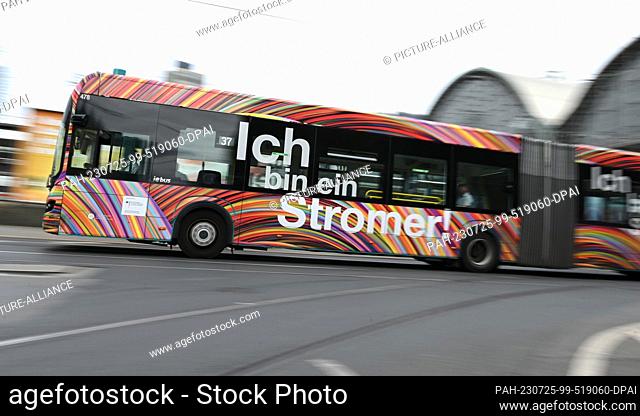PRODUCTION - 21 July 2023, Hesse, Frankfurt/Main: An e-bus of line 37 with the inscription ""Ich bin ein Stromer"" (I am an electrician) departs from a bus stop...