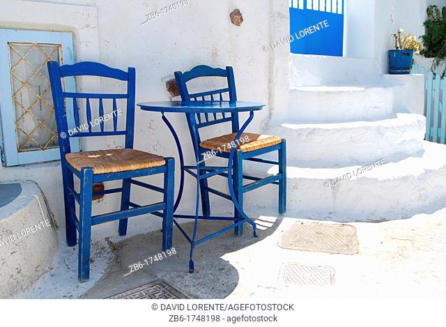 Dos sillas en una calle de Pyrgos  Santorini  Grecia