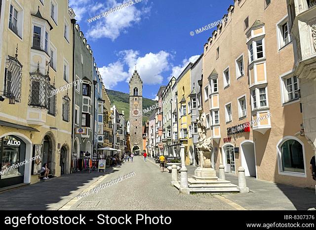 View of the Twelfth Tower in the historic new town of Sterzing, in the foreground St. John Nepomuk Fountain, Sterzing, South Tyrol, Italy, Europe