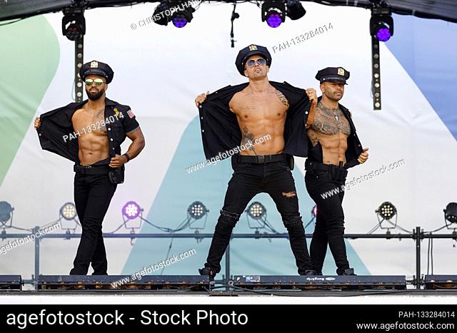 Sixx Paxx strip show live at the BonnLive car concert series in the drive-in cinema. Bonn, June 21, 2020 | usage worldwide