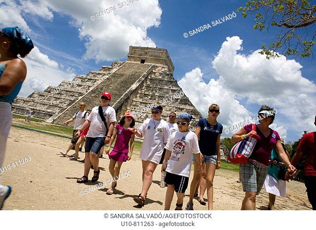 Pyramid of Kukulkan and Temple of the Warriors, Chichen Itza Archaeological Site, Chichen Itza, Yucatan State, Mexico