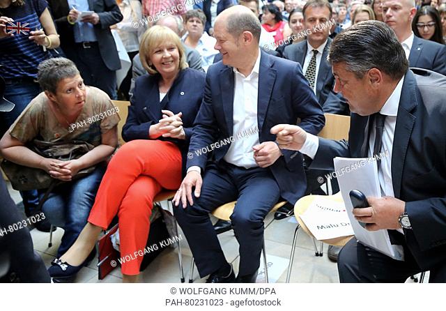 Sigmar Gabriel (R), leader of Germany's Social Democratic Party, talks to Susanne Neumann (L), with Hannelore Kraft (2-L)