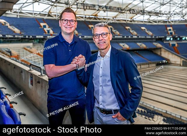 02 June 2023, North Rhine-Westphalia, Gelsenkirchen: André Hechelmann (l), the new Sports Director at FC Schalke 04, and Chief Sports Officer Peter Knäbel