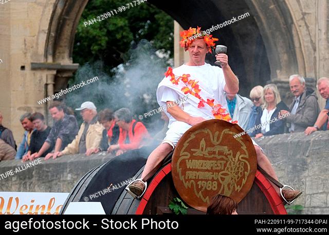 11 September 2022, Saxony-Anhalt, Freyburg: A performer of Baccus, the god of wine, at the Feyburg Wine Festival parade. Photo: Sebastian Willnow/dpa