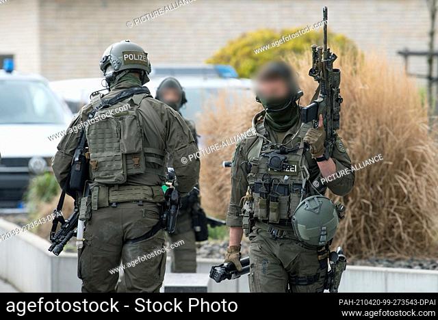 19 April 2021, Hessen, Frankfurt/Main: Officers of a special task force (SEK) of the Frankfurt police act at an operation site in the east of the city
