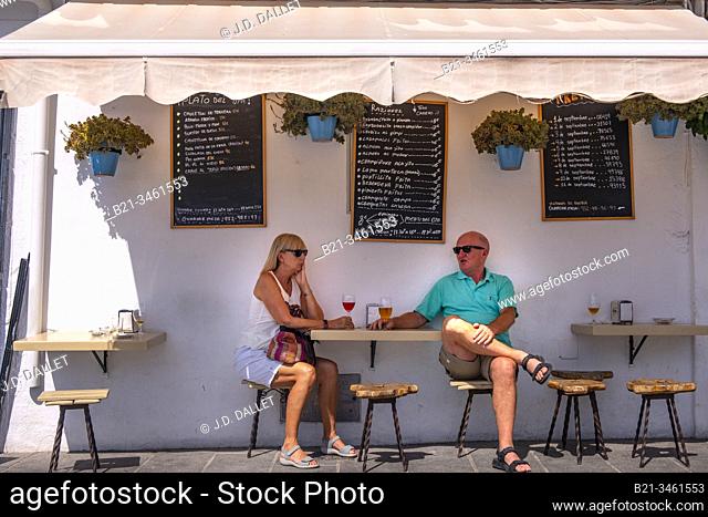 Spain, Andalusia, Malaga, tourists having a drink at Bar El Niño, at the white ""pueblo"" of Mijas