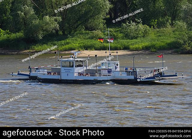 27 May 2022, Brandenburg, Lenzen (Elbe): The ferry ""Westprignitz"" travels the approximately 400 meters between Pevestorf in Lower Saxony and Lenzen in...