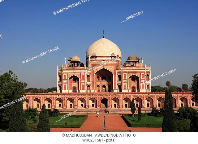 Humayuns tomb through arch built in 1570 , Delhi, India UNESCO World Heritage Site