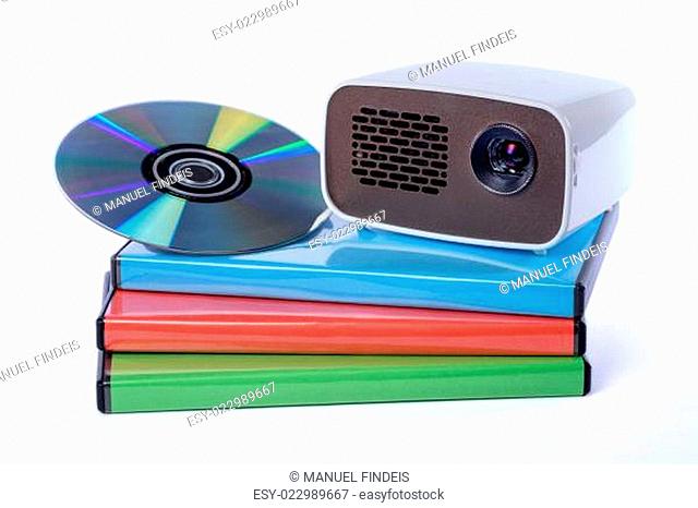 Mini Beamer mit DVD auf DVD-Hüllen freigestellt vor weißem Hintergrund