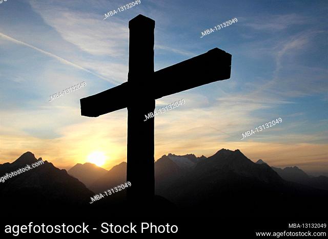 Gamseck above the Mittenwalder Hütte, memorial cross in the sunset, in front of the Arnspitzen, Wetterstein Mountains and Zugspitze in the background