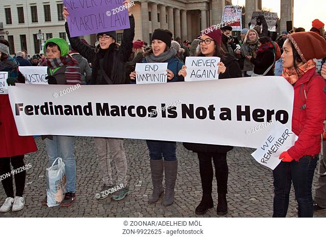 Demonstration von philippinischen Frauen gegen die Beisetzung des Diktators Ferdinand Marcos 27 Jahre nach seinem Tod auf dem Heldenfriedhof der Philippinen in...