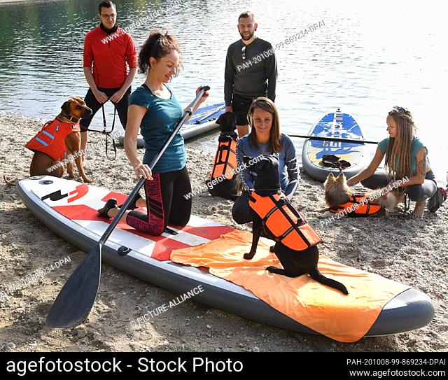 20 September 2020, Saxony, Leipzig: At the end of the season, fitness trainer Monique Hunger (2nd from right) and members of the ""Team Fit-Mensch und Hund""...