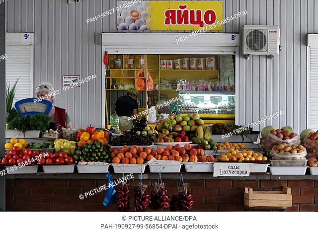 25 July 2019, Russia, Simferopol: View into the market hall where fruits and vegetables from the Black Sea Peninsula are sold