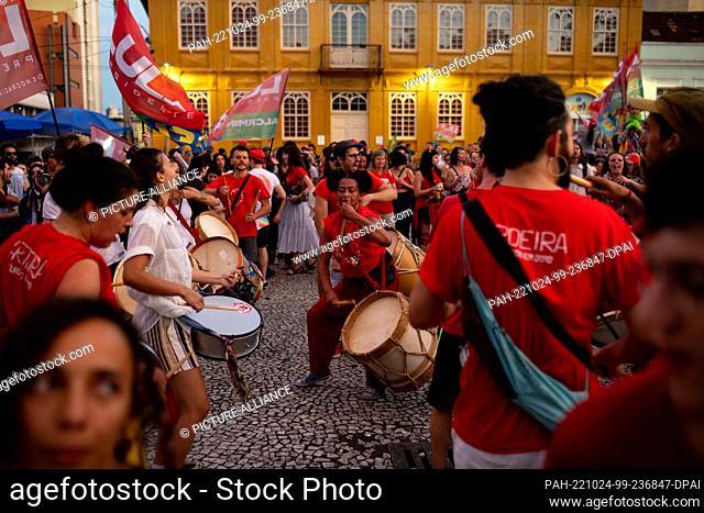 23 October 2022, Brazil, Curitiba: Supporters of former Brazilian President Lula take part in the ""PedaLula"" action. Hundreds of people drove from Nossa...